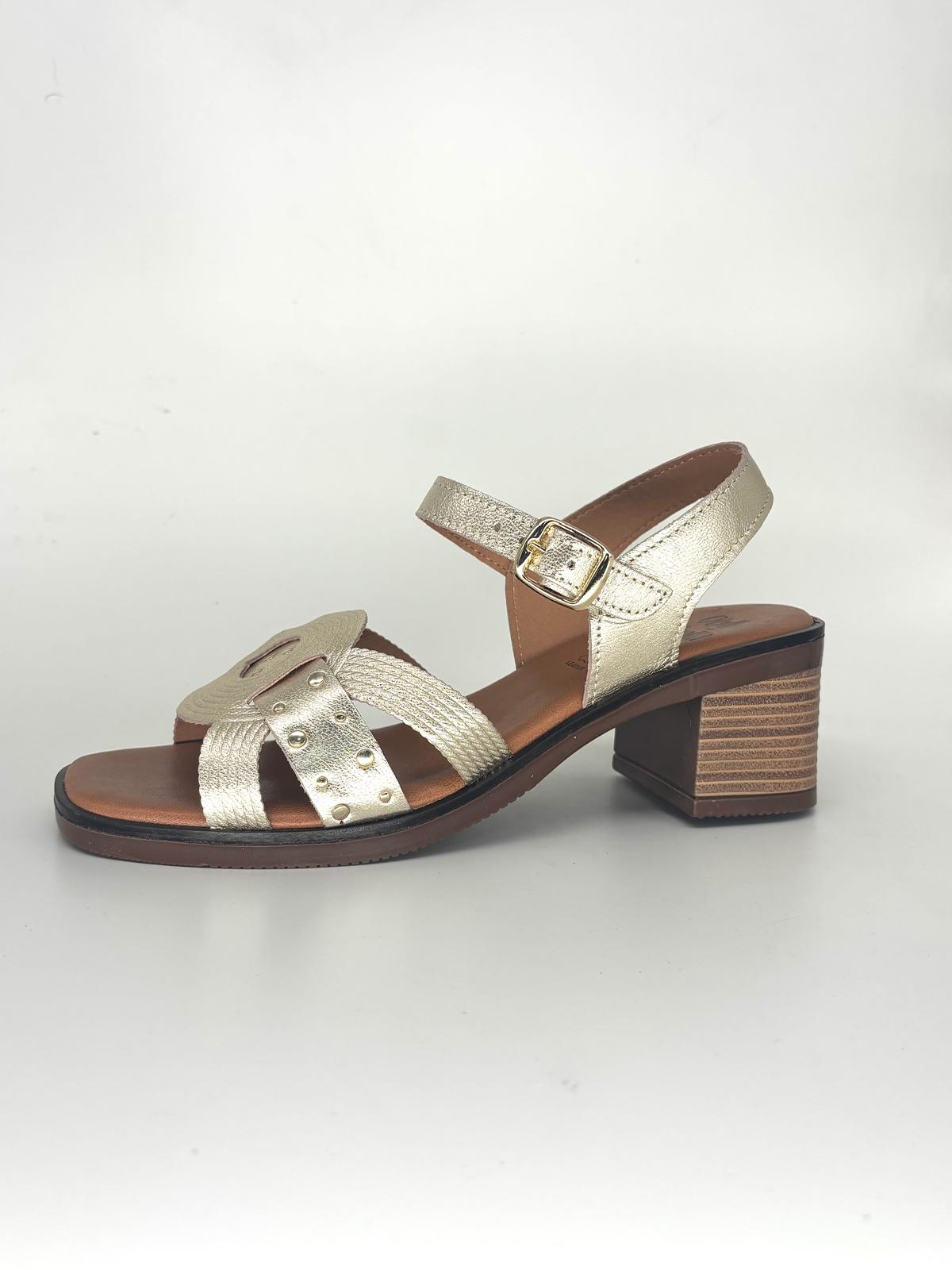 Esclava de tacón alto de piel en color dorado